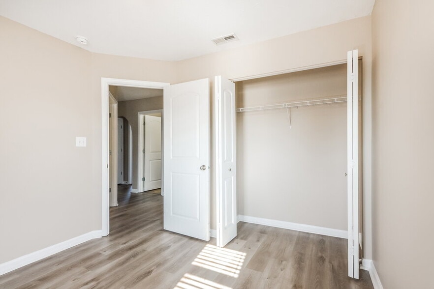 Building Photo - 15559 Old Pond Cir