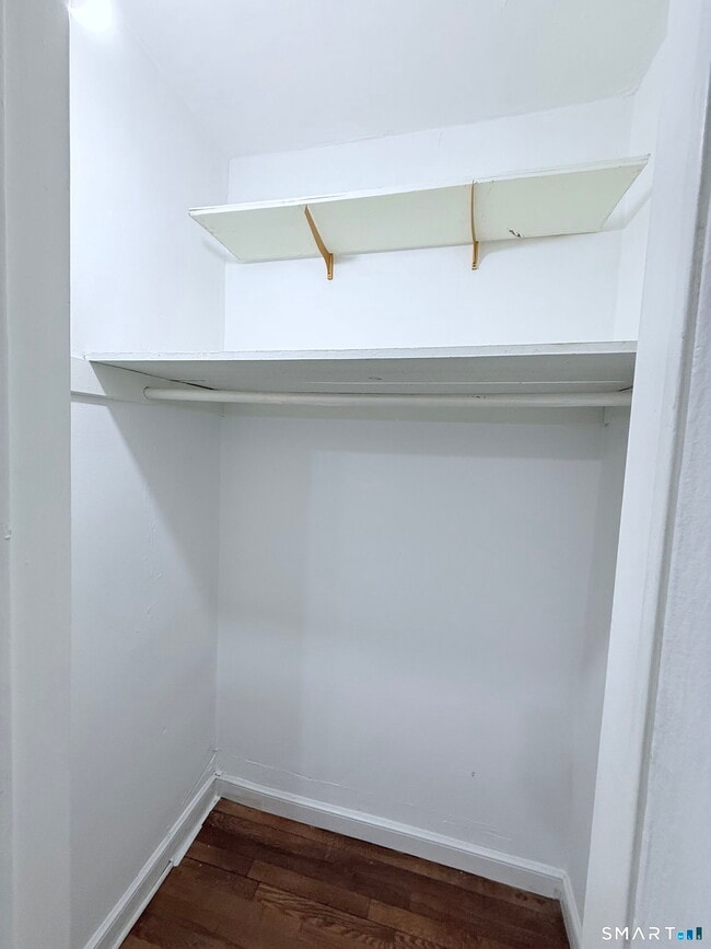 Building Photo - 140 Woodside Green