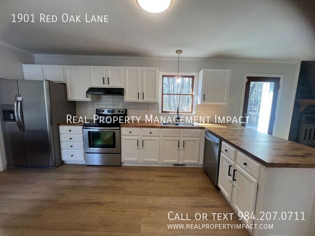 Building Photo - 1901 Red Oak Ln