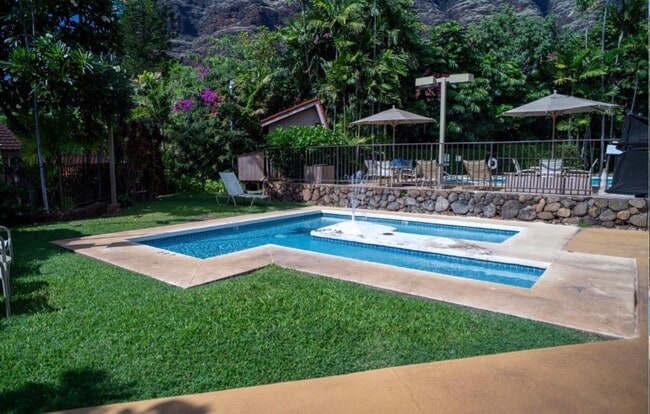 Building Photo - Island Style Living at Its Best! 2/1/1 in Makaha