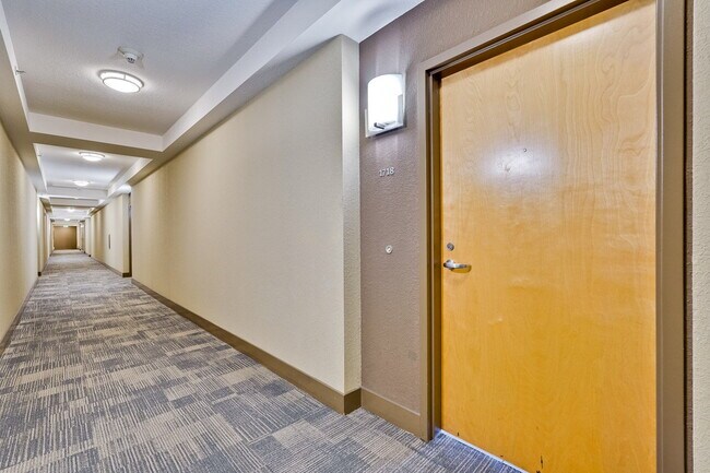 Building Photo - Large 2BR/2BA Condo with Spacious Balcony ...