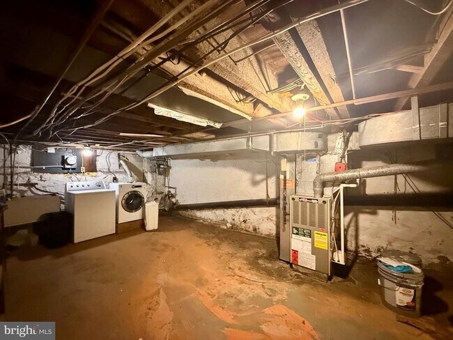 Building Photo - 924 Lovering Ave