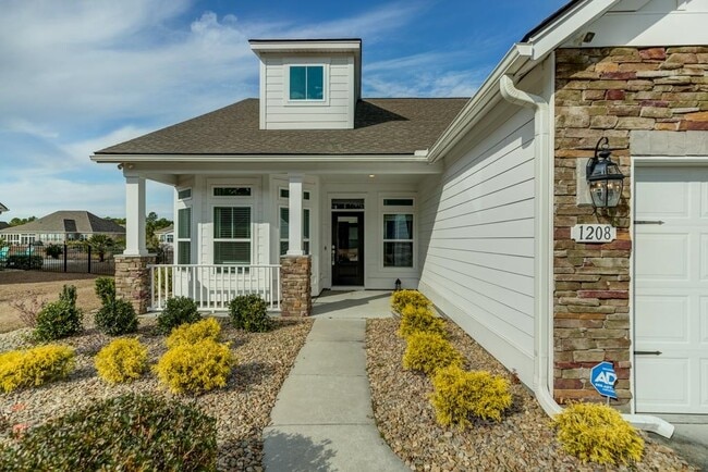 Building Photo - 1208 Ficus Dr