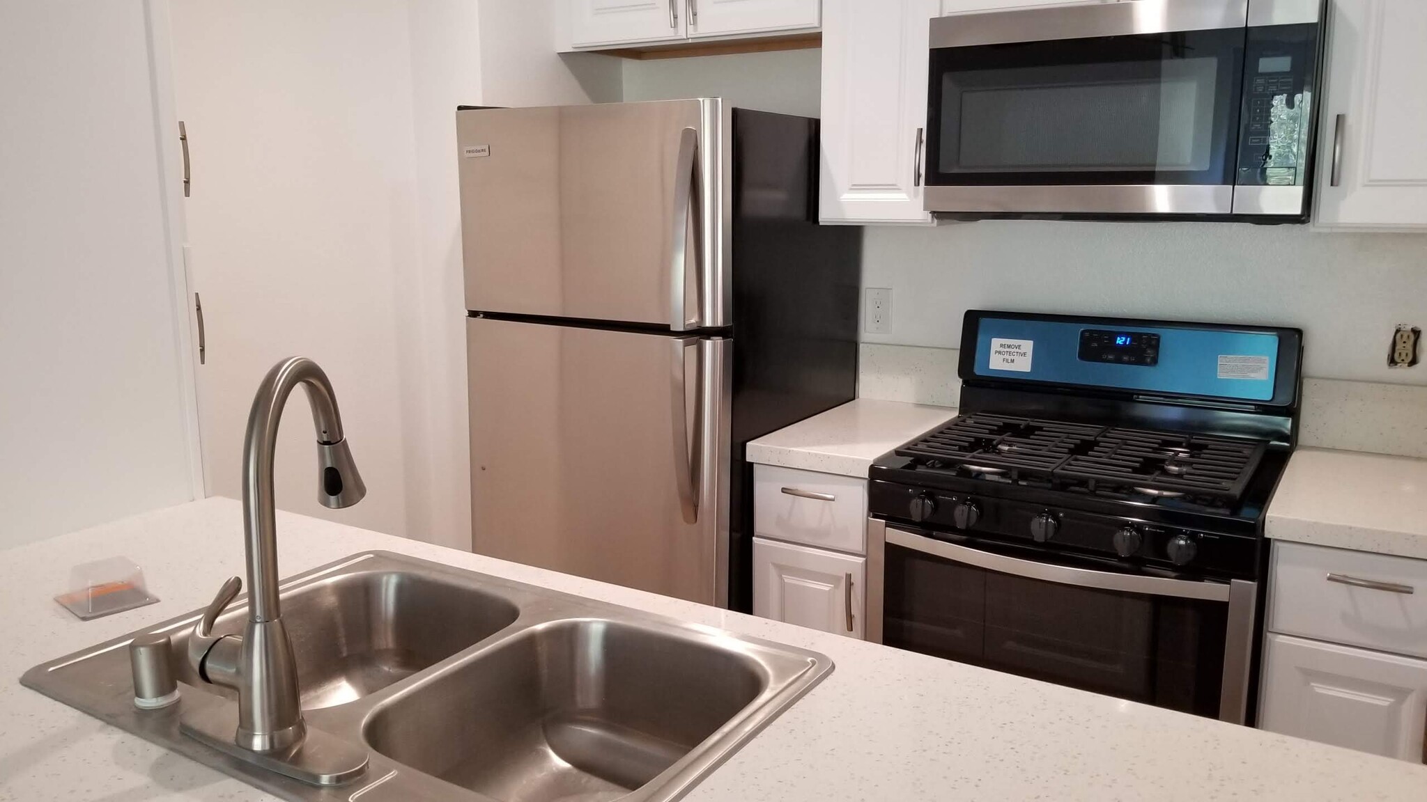 Quartz counter tops and stainless steel appliances (5-burner stove andfridge included) - 14126 Tiara St