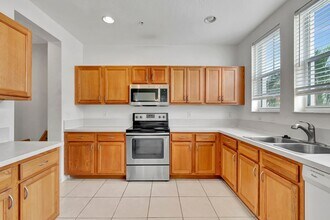 Building Photo - 4 BEDROOMS 3.5 BATHROOMS!! GATED COMMUNITY