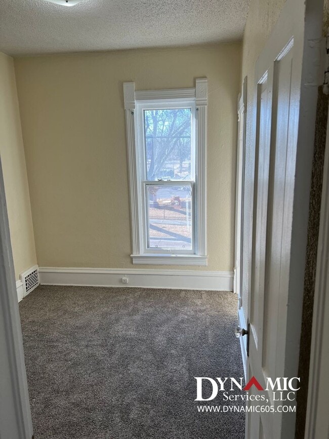 Building Photo - Remodeled 3 Bed / 1 Bath Remodeled Queen Anne Duplex – Downtown Sioux Falls