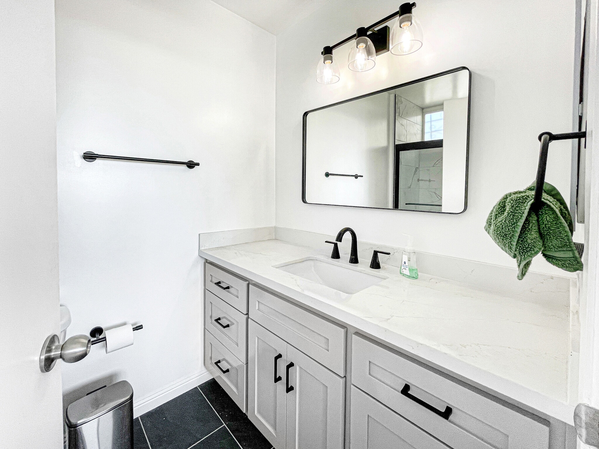 Building Photo - 960 N San Vicente Blvd