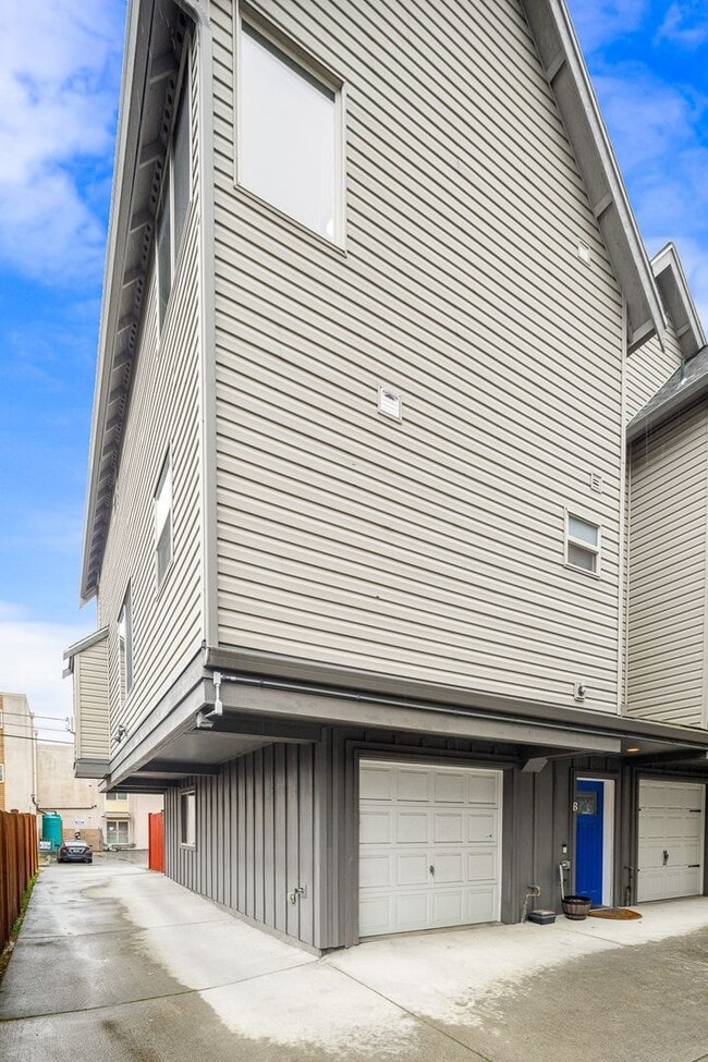 Building Photo - South Seattle 2 Bedroom 1.5 Bath Townhouse - 1 Car Garage