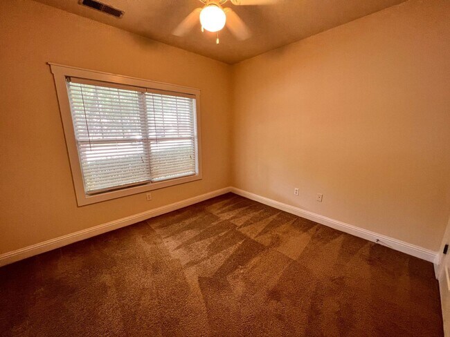 Building Photo - 4 Bedroom House in The Retreat  1/2 OFF SE...