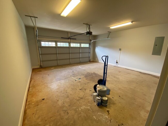 Building Photo - Spacious 5BR/4BA Home Near Downtown Auburn...