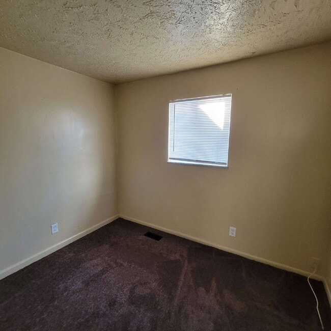 Building Photo - 4 Bedroom House!