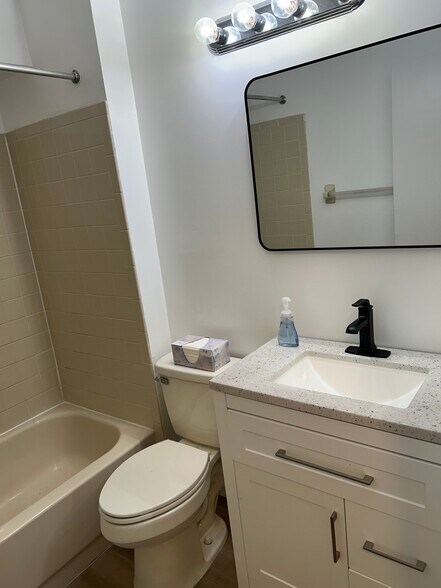 Hall bath - 3201A Ramsbury Ct