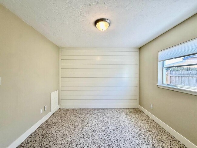 Building Photo - 2918 10th Ave N