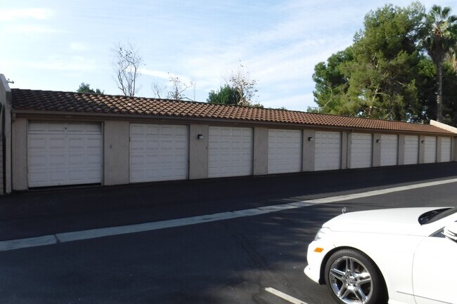 Building Photo - 4831 Lago Dr