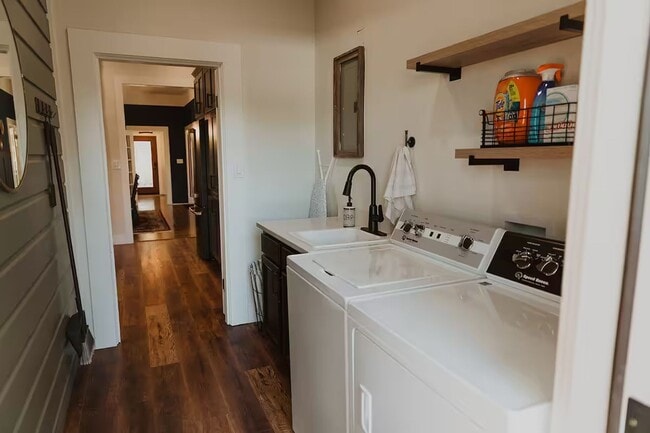 Building Photo - Beautiful and Bright Vintage Home – Fully Furnished