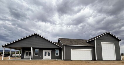 Building Photo - Beautiful country living!