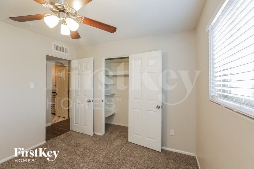 Building Photo - 1007 W 10th St