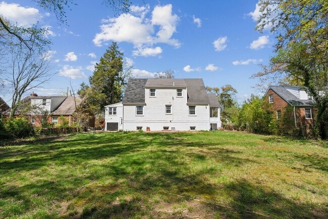 Building Photo - Spacious & Renovated Rental Home on Oversi...