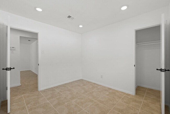 Building Photo - 9930 Valley Lake Dr