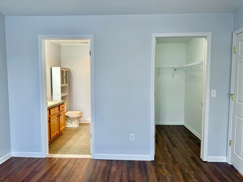 Building Photo - 46116 Rhodes Dr