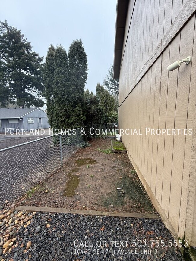 Building Photo - Milwaukie Triplex - 2 Bedroom