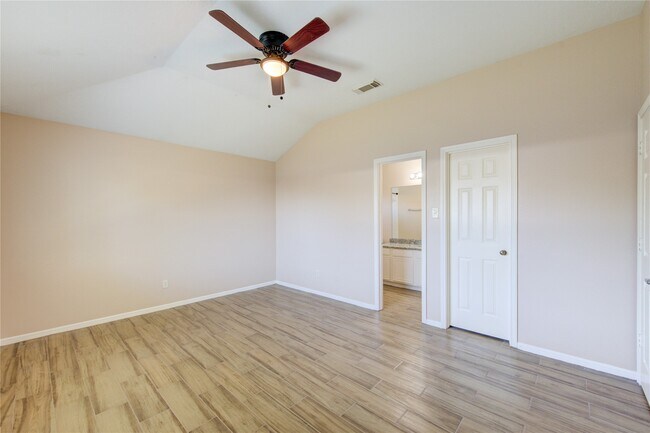 Building Photo - 5349 Pinewood Terrace