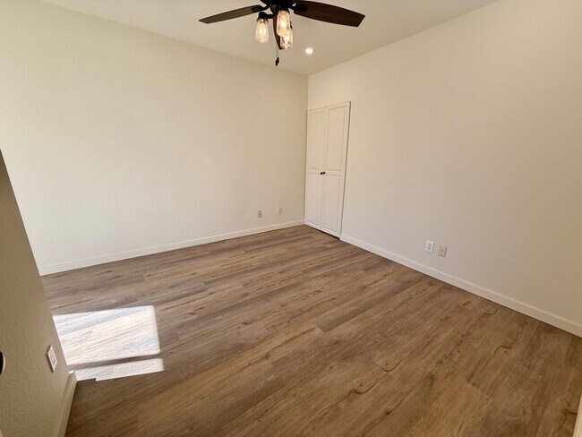 Building Photo - Beautifully Updated 3-Bedroom Tri-Level Co...