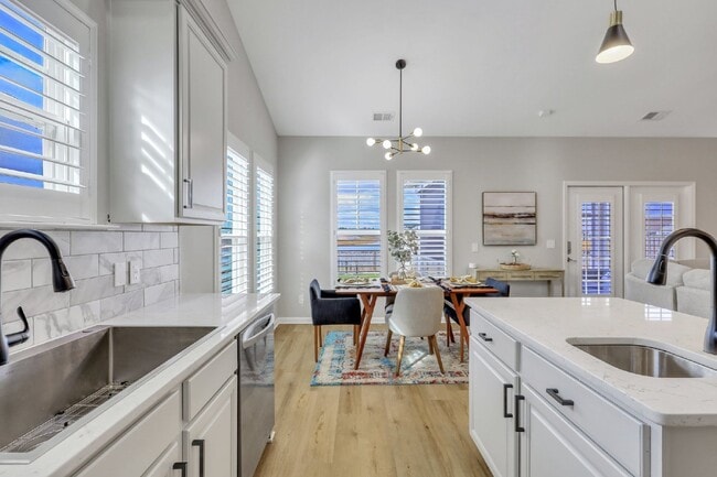 Building Photo - Executive Home in Convenient Location