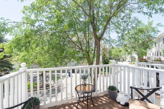 Building Photo - Beautiful 3 Bed Townhome In the Heart Of Village Of West Clay!