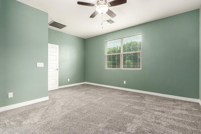 Building Photo - 1035 Carlsbad Dr