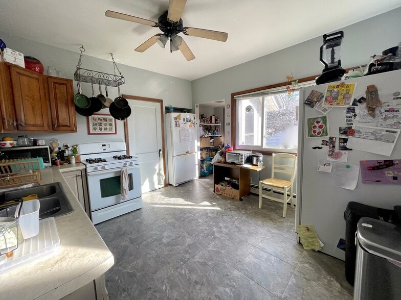 Building Photo - 2080 Roblyn Ave