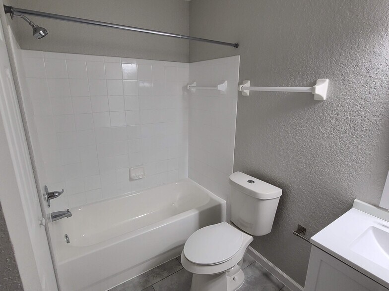 Building Photo - 4220 Summer Landing Dr