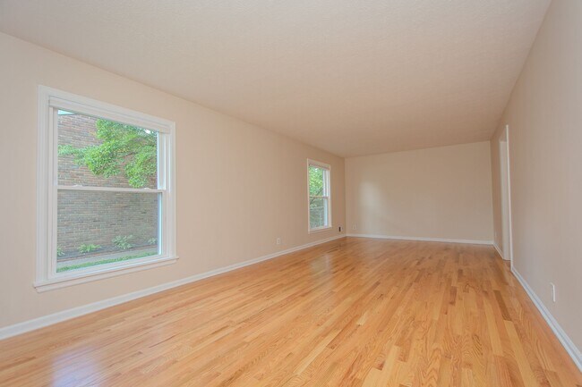 Building Photo - Recently Updated! 4 Bed/2.5 bath