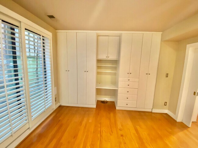 Building Photo - SAVE OVER $200!* Dupont Circle 1 Bedroom Charmer with Patio, Fireplace, Central Air, Washer/Dryer!