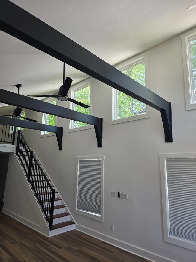 Building Photo - 1142 E College St