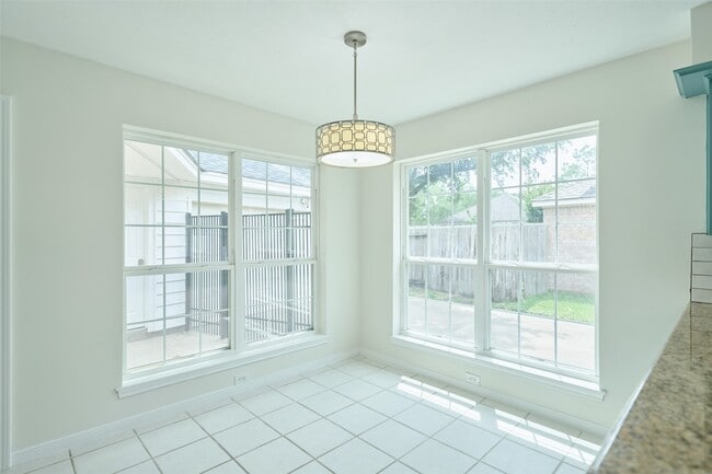 Building Photo - 15854 Knolls Lodge Dr