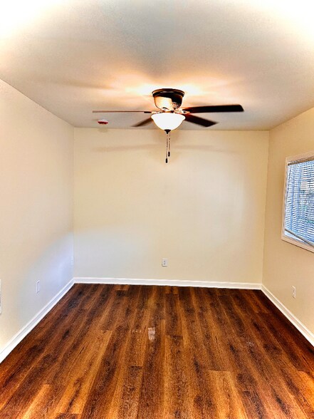 Building Photo - 110 W Willow Dr