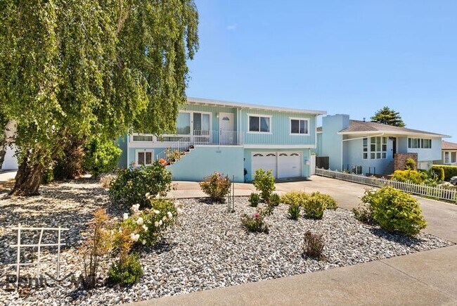 Building Photo - 1120 Oakwood Dr