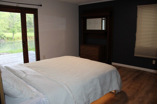 Main Level Queen Bedroom - 2115 Pineshore Ct