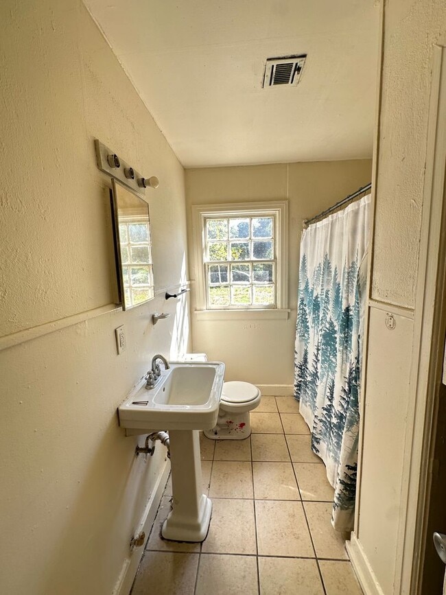 Building Photo - 2 bed home!