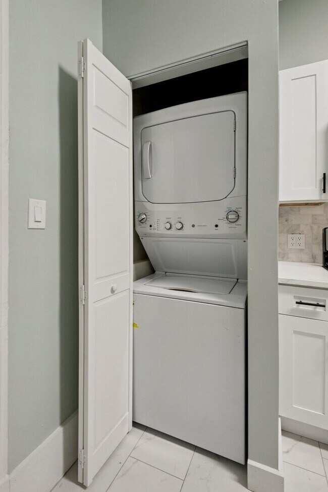 Building Photo - 903 W Addison St