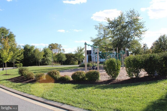 Building Photo - 726 Potomac View Pkwy