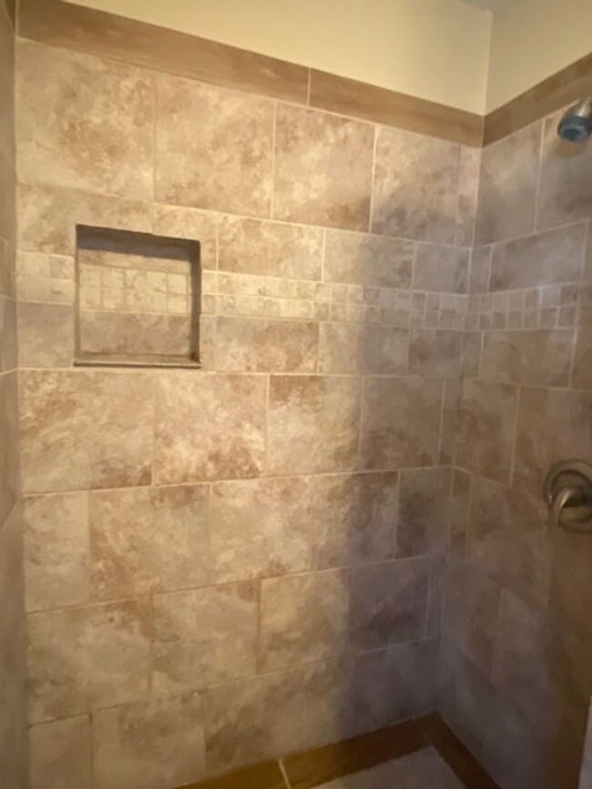 Building Photo - Adorable 2 Bedroom Early July!