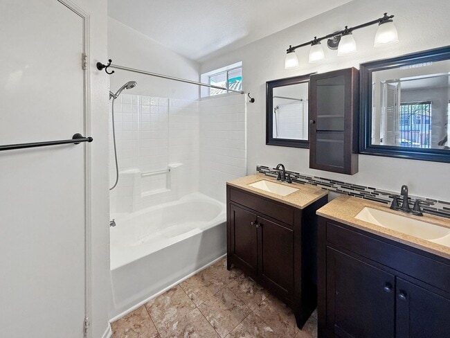 Building Photo - 2-Bedroom Townhome with Loft in Prime El C...