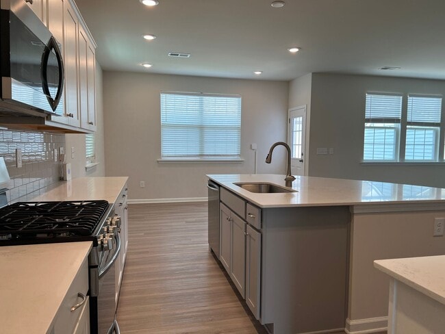 Building Photo - 4/2.5 Townhome Available Now!