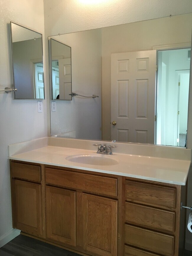 Building Photo - Beautiful Condo Community 2Beds 2Bath Convenient Location!