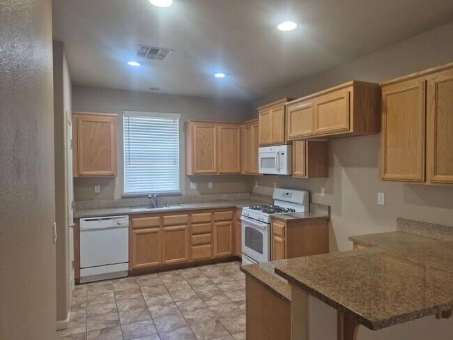 Building Photo - Adorable 3 bedroom 2.5 bath