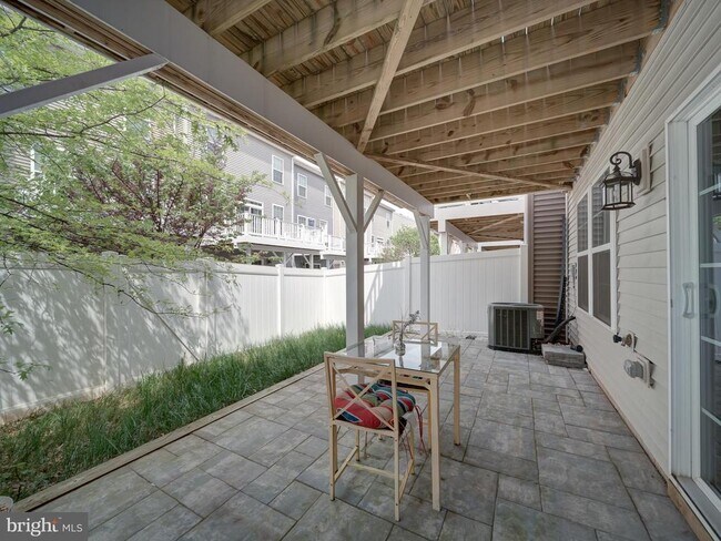 Building Photo - 8832 Englewood Farms Dr