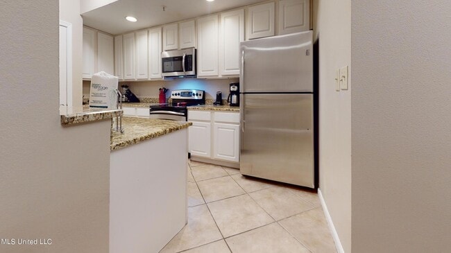 Building Photo - 2228 Beach Dr