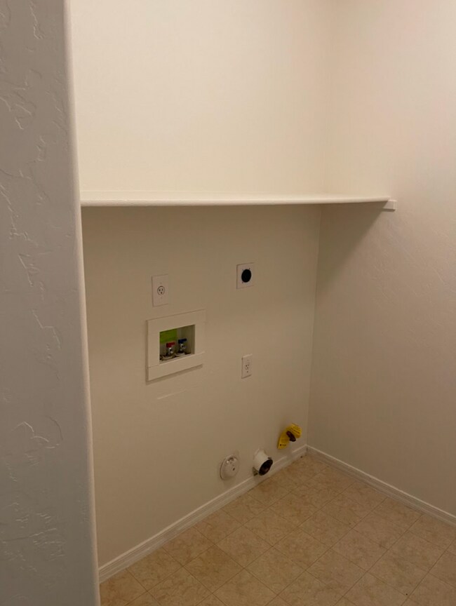 Building Photo - 3 Bed/2.5 Bath 2-Level Home with Loaded Kitchen! Washer/Dryer! Big backyard!